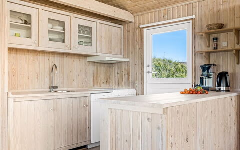 Märta - 300M from the Sea: Hout, Meubilair, Keuken, Huis, Countertop, Beits, Cabinetry, Hardwood, Plank, Kamer