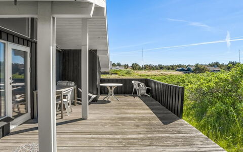 Märta - 300M from the Sea: Hout, Architectuur, Veranda, Samengesteld Materiaal, Hardwood, Plank, Dek, Schaduw, Siding, Landgoed