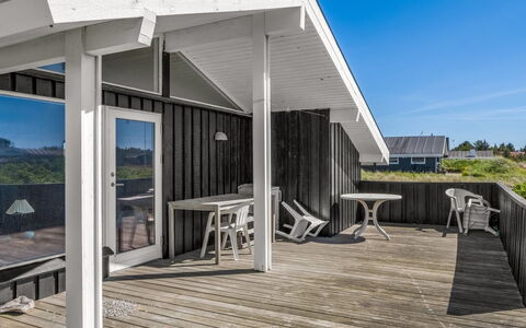 Märta - 300M from the Sea: Hout, Architectuur, Dak, Huis, Plank, Samengesteld Materiaal, Hardwood, Siding, Dek, Veranda