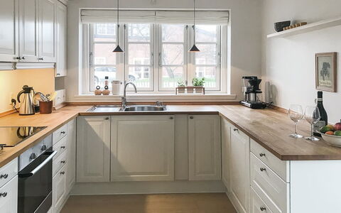 Ejda - 700M from the Sea: Countertop, Keuken, Cabinetry, Flooring, Meubilair, Interieur Ontwerp, Hout, Toestel Van De Keuken, Huis, Verdieping