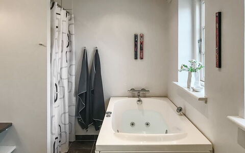 Ejda - 700M from the Sea: Badkamer, Bad, Loodgieterswerkinrichting, Interieur Ontwerp, Flooring, Muur, Verdieping, Kraan, Loodgieter, Kamer
