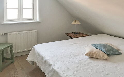 Ejda - 700M from the Sea: Bed, Slaapkamer, Verdieping, Flooring, Muur, Interieur Ontwerp, Hout, Laken, Bedding, Plafond