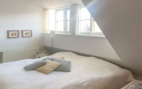 Ejda - 700M from the Sea: Bed, Slaapkamer, Interieur Ontwerp, Bedding, Hout, Verdieping, Laken, Flooring, Plafond, Linens
