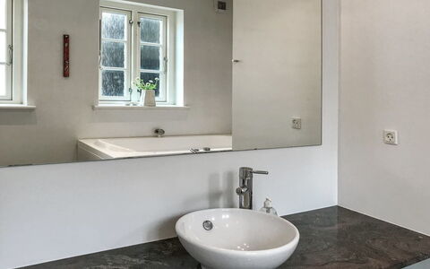 Ejda - 700M from the Sea: Muur, Loodgieterswerkinrichting, Interieur Ontwerp, Wastafel In De Badkamer, Flooring, Badkamer, Wastafel, Kraan, Verdieping, Loodgieter