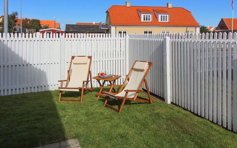 Ejda - 700M from the Sea: Piketomheining, Hek, Home Schermen, Tuin, Gazon, Backyard, Werf, Landscaping, Schaduw, Hardwood