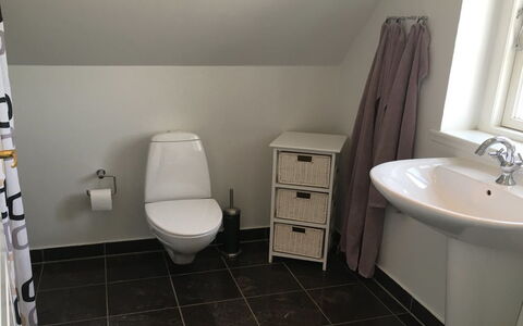Ejda - 700M from the Sea: Wc Bril, Badkamer, Flooring, Toilet, Verdieping, Loodgieterswerkinrichting, Interieur Ontwerp, Loodgieter, Tegel, Wastafel In De Badkamer