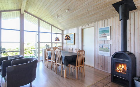 Terttu - 300M from the Sea: Hout, Veranda, Deur, Verblijf, Hardwood, Plafond, Beits, Plank, Dek, Ontwerp