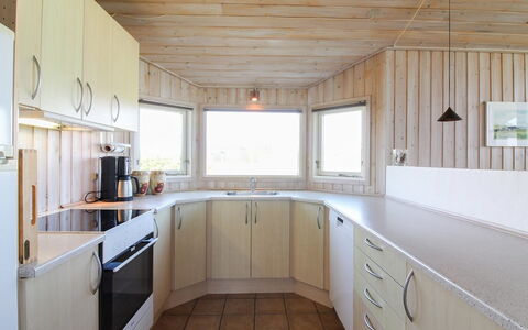 Terttu - 300M from the Sea: Hout, Interieur Ontwerp, Plafond, Flooring, Verdieping, Verlichting, Keuken, Kamer, Cabinetry, Countertop