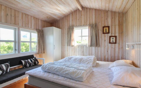 Terttu - 300M from the Sea: Hout, Bed, Slaapkamer, Interieur Ontwerp, Verdieping, Meubilair, Flooring, Plafond, Huis, Bed Frame