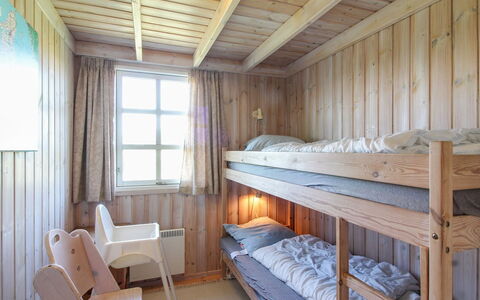 Terttu - 300M from the Sea: Stapelbed, Muur, Hout, Slaapkamer, Interieur Ontwerp, Bed, Plafond, Verdieping, Meubilair, Flooring