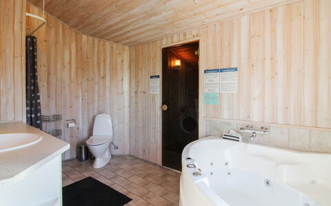 Terttu - 300M from the Sea: Flooring, Verdieping, Loodgieterswerkinrichting, Hout, Interieur Ontwerp, Plafond, Bad, Badkamer, Kamer, Loodgieter