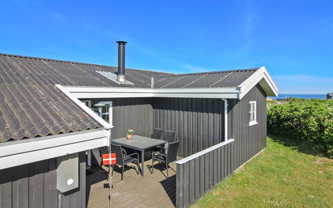 Terttu - 300M from the Sea: Hout, Dak, Huis, Huis, Verblijf, Siding, Landgoed, Schaduw, Veranda, Werf