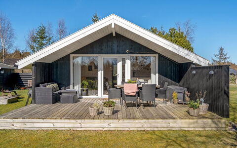 Aderice - 1Km from the Sea: Meubilair, Interieur Ontwerp, Flooring, Hout, Verdieping, Plafond, Houten Vloer, Stoel, Tafel, Verlichting