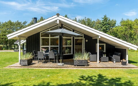 Vilmar - 1.2Km from the Sea: Meubilair, Interieur Ontwerp, Flooring, Hout, Verdieping, Plafond, Houten Vloer, Stoel, Tafel, Verlichting