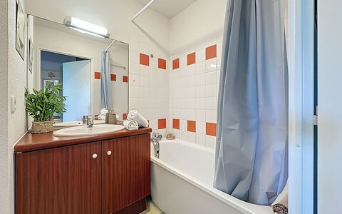 Pornic 200: Flooring, Loodgieterswerkinrichting, Interieur Ontwerp, Verdieping, Wastafel, Plafond, Loodgieter, Countertop, Kraan, Badkamer