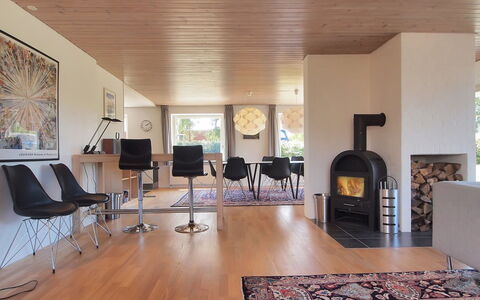 Spase - 250M to the Fjord: Meubilair, Interieur Ontwerp, Flooring, Verdieping, Muur, Houten Vloer, Hout, Plafond, Woonkamer, Kamer