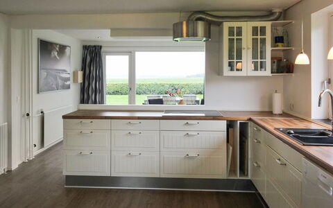 Spase - 250M to the Fjord: Cabinetry, Keuken, Meubilair, Countertop, Interieur Ontwerp, Toestel Van De Keuken, Flooring, Hout, Lichte Inrichting, Lade