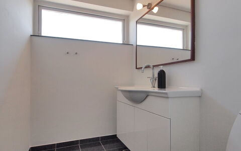 Spase - 250M to the Fjord: Interieur Ontwerp, Muur, Flooring, Loodgieterswerkinrichting, Verdieping, Badkamer, Plafond, Badkamerkast, Lichte Inrichting, Wastafel In De Badkamer
