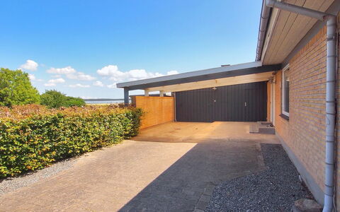 Spase - 250M to the Fjord: Lucht, Woongebied, Huis, Dak, Oprit, Garagedeur, Garage, Landgoed, Schaduw, Voorstad