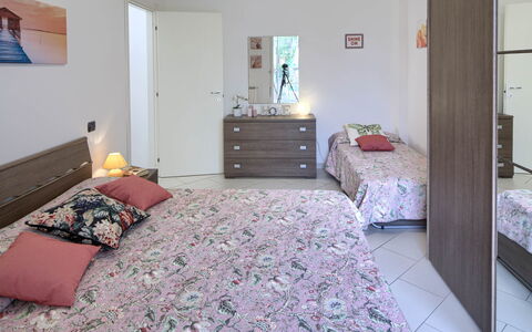 Apartment Fernanda 2 - Levanto: Meubilair, Cabinetry, Comfort, Bed Frame, Lade, Gebouw, Hout, Ladenkast, Verdieping, Flooring