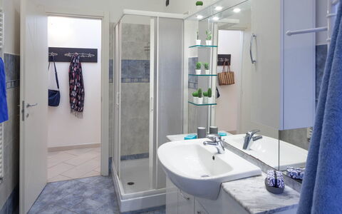 Apartment Fernanda 2 - Levanto: Kraan, Spiegel, Wastafel, Eigendom, Loodgieterswerkinrichting, Blauw, Badkamer, Wastafel In De Badkamer