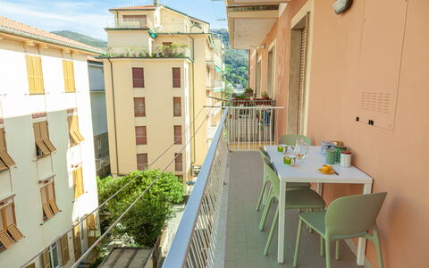 Apartment Fernanda 2 - Levanto: Gebouw, Tafel, Venster, Meubilair, Lucht, Stoel, Geel, Buurt, Huis, Fabriek