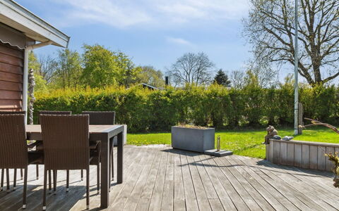 Bjarke - 200M from the Sea: Blauw, Struik, Verblijf, Groundcover, Tuin, Landgoed, Schaduw, Landscaping, Boerderij, Eco Hotel