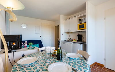 La Gaillarde 150.1: Meubilair, Tafel, Azure, Cabinetry, Hout, Dishware, Woonkamer, Verdieping, Flooring, Muur