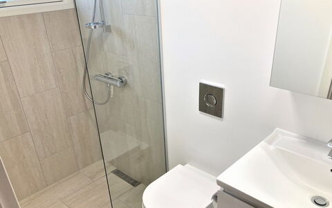 Jenny - 140M from the Sea: Badkamer, Loodgieterswerkinrichting, Flooring, Verdieping, Muur, Interieur Ontwerp, Toilet, Wastafel In De Badkamer, Wc Bril, Wastafel