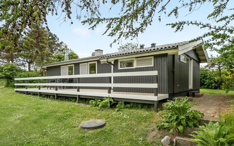 Jenny - 140M from the Sea: Hout, Siding, Verblijf, Groundcover, Hardwood, Veranda, Garden Gebouwen, Werf, Plank, Tuin