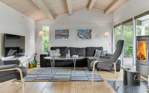 Jenny - 140M from the Sea: Meubilair, Flooring, Hout, Interieur Ontwerp, Bankstel, Woonkamer, Verdieping, Stoel, Houten Vloer, Kamer