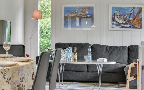 Jenny - 140M from the Sea: Meubilair, Interieur Ontwerp, Flooring, Tafel, Verdieping, Stoel, Keuken En Eettafel, Kamer, Eetkamer, Bankstel