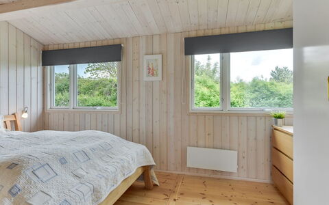 Jenny - 140M from the Sea: Hout, Slaapkamer, Interieur Ontwerp, Flooring, Plafond, Verdieping, Bed, Kamer, Bedding, Laken