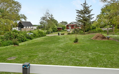 Jenny - 140M from the Sea: Gras, Struik, Landschap, Tuin, Land Lot, Gazon, Groundcover, Verblijf, Landscaping