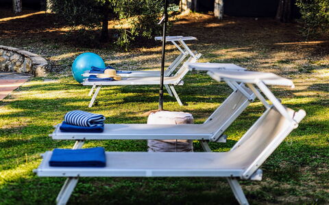 Villa Staggia: Buitenmeubels, Meubilair, Ligstoel, Vrije Tijd, Stoel, Schaduw, Chaise Longue, Tuin