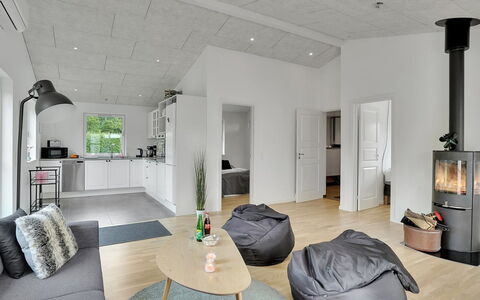 Fentje - 375M to the Fjord: Meubilair, Interieur Ontwerp, Flooring, Hout, Verdieping, Plafond, Houten Vloer, Stoel, Tafel, Verlichting