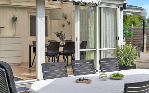 Fentje - 375M to the Fjord: Meubilair, Interieur Ontwerp, Flooring, Hout, Verdieping, Plafond, Houten Vloer, Stoel, Tafel, Verlichting