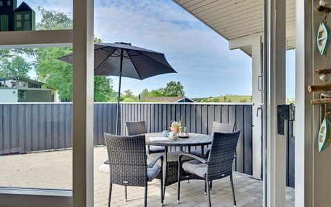 Raija - 400M from the Sea: Meubilair, Interieur Ontwerp, Flooring, Hout, Verdieping, Plafond, Houten Vloer, Stoel, Tafel, Verlichting