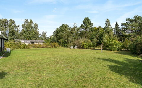 Botwith - 400M from the Sea: Zwembad, Buitenmeubels, Meubilair, Toevlucht, Flagstone, Eco Hotel, Schaduw, Stoel, Vrije Tijd, Landgoed