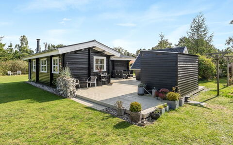Botwith - 400M from the Sea: Zwembad, Buitenmeubels, Meubilair, Toevlucht, Flagstone, Eco Hotel, Schaduw, Stoel, Vrije Tijd, Landgoed