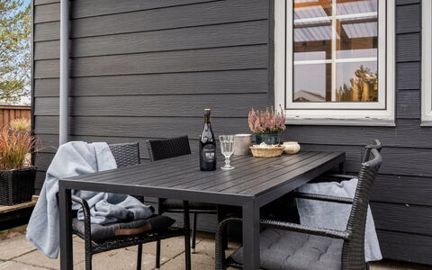 Corina - 100M from the Sea: Meubilair, Interieur Ontwerp, Flooring, Hout, Verdieping, Plafond, Houten Vloer, Stoel, Tafel, Verlichting