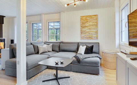 Corina - 100M from the Sea: Meubilair, Interieur Ontwerp, Flooring, Hout, Verdieping, Plafond, Houten Vloer, Stoel, Tafel, Verlichting