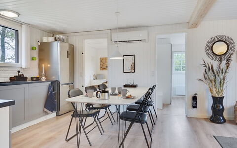 Corina - 100M from the Sea: Meubilair, Interieur Ontwerp, Flooring, Hout, Verdieping, Plafond, Houten Vloer, Stoel, Tafel, Verlichting