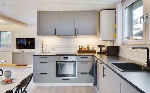 Corina - 100M from the Sea: Meubilair, Interieur Ontwerp, Flooring, Hout, Verdieping, Plafond, Houten Vloer, Stoel, Tafel, Verlichting