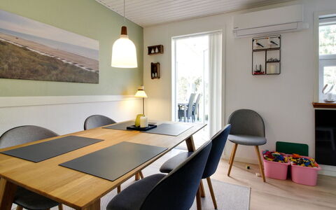 Oddi - 900M from the Sea: Hout, Huis, Veranda, Dek, Hardwood, Dak, Beits, Houten Vloer, Eco Hotel