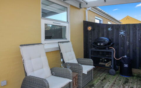 Oddi - 900M from the Sea: Hout, Huis, Veranda, Dek, Hardwood, Dak, Beits, Houten Vloer, Eco Hotel