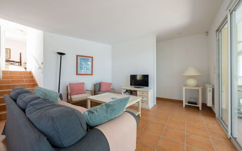 Eden Parc: Meubilair, Comfort, Tafel, Bankstel, Hout, Fotolijst, Interieur Ontwerp, Flooring, Verdieping, Woonkamer