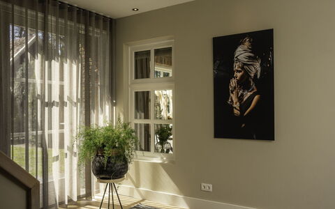 Het Landhuis: Eigendom, Fabriek, Bloempot, Kamerplant, Gebouw, Hout, Fotolijst, Textiel, Interieur Ontwerp, Verlichting