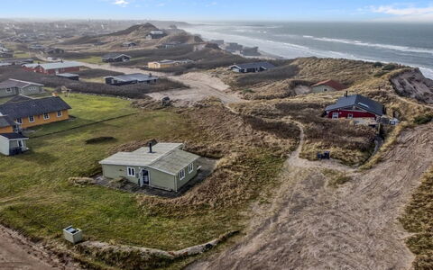 Adi - 75M from the Sea: Meubilair, Interieur Ontwerp, Stoel, Flooring, Tafel, Toevlucht, Verdieping, Plafond, Kamer, Eco Hotel