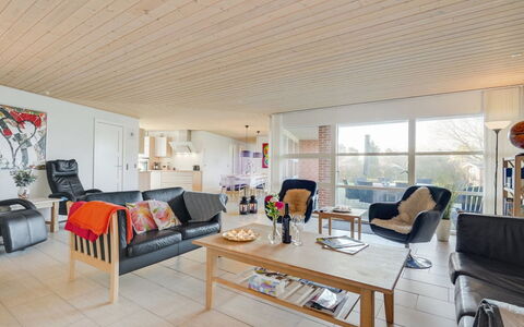 Fengur - 330M from the Sea: Meubilair, Interieur Ontwerp, Flooring, Verdieping, Bankstel, Hout, Plafond, Woonkamer, Kamer, Stoel